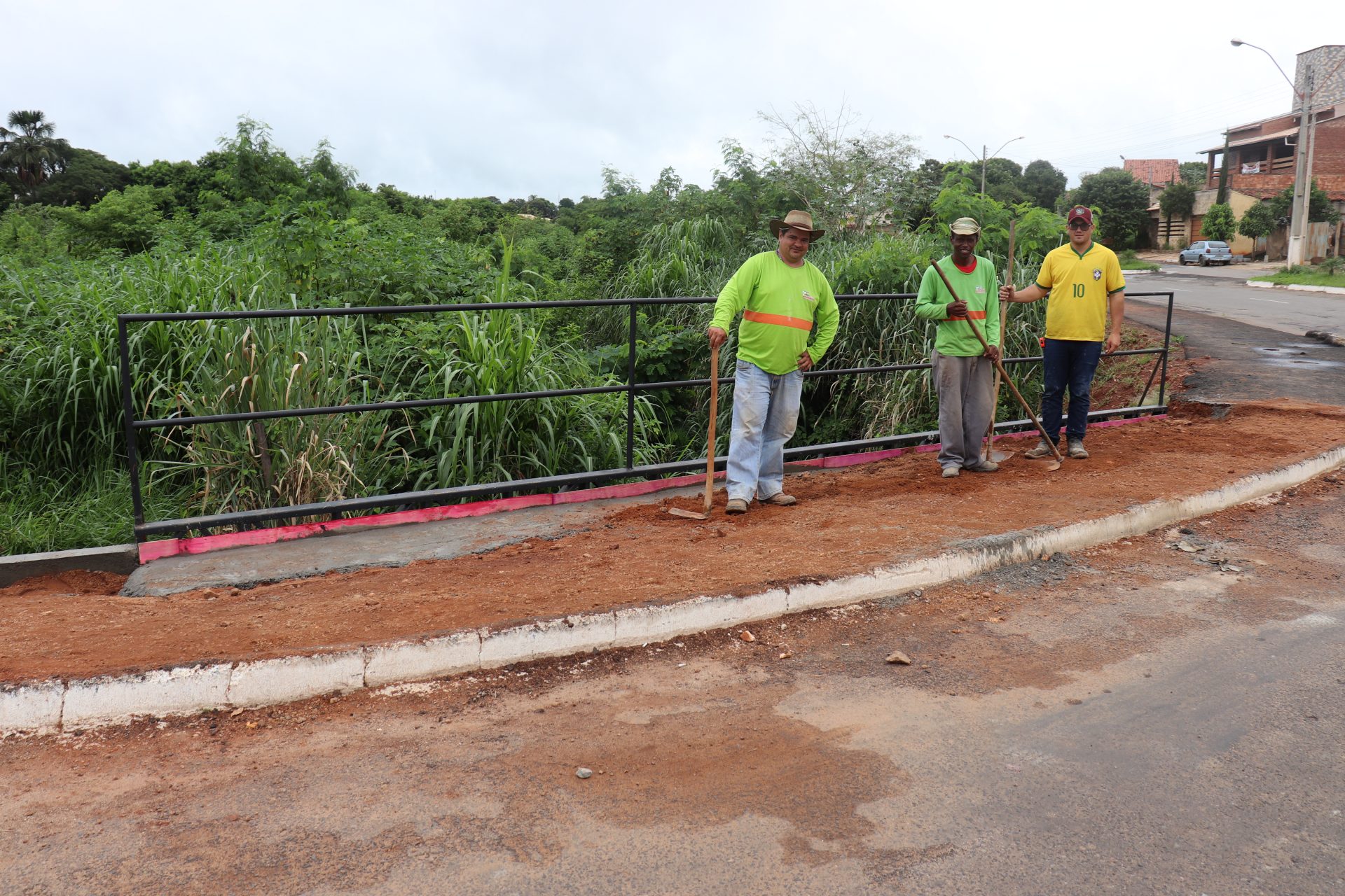 Prefeitura de Morrinhos dá continuidade nas obras do calçadão do Lago