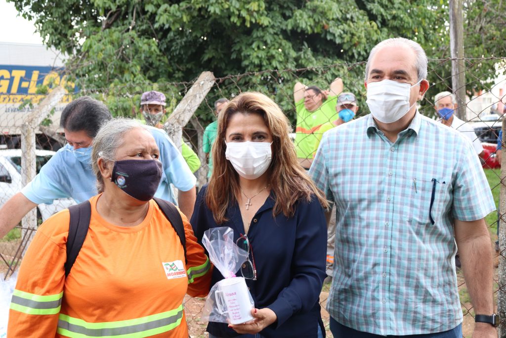 Prefeito E Primeira Dama Parabenizam Servidores Aniversariantes De